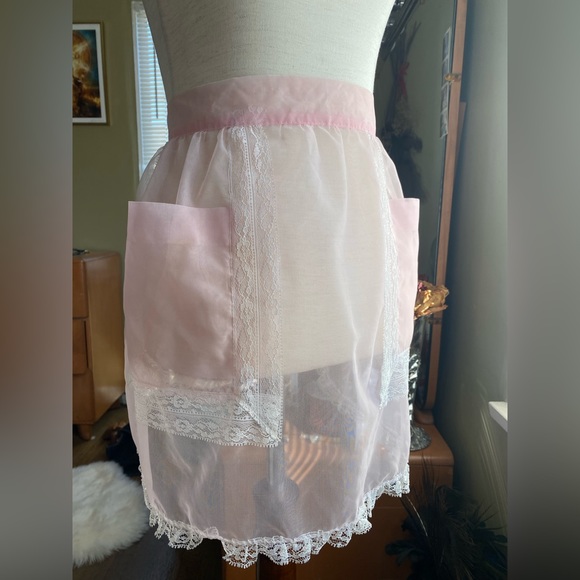 SOLD 🚫 Vintage 1950’s Baby Pink Organza Apron, White Lace Trim | Pockets XS-M - Picture 4 of 8